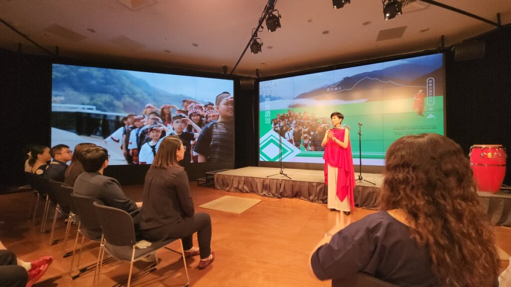 「遇見喬安娜拉丁爵士創作樂團」團長兼長笛手楊容喬分享「《爵世融合—歌舞讚頌》泰雅古謠世界風」作品內容,以及她到梨山國中小學與孩子們的互動情形。(圖/陳惠玲攝影)