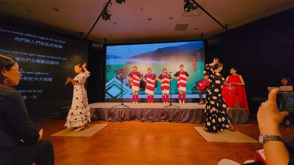 梨山國民中小學合唱團表演者一早從梨山趕赴歌劇院,在記者會上和樂團、佛朗明哥舞者帶來精采演出。(圖/陳惠玲攝影)