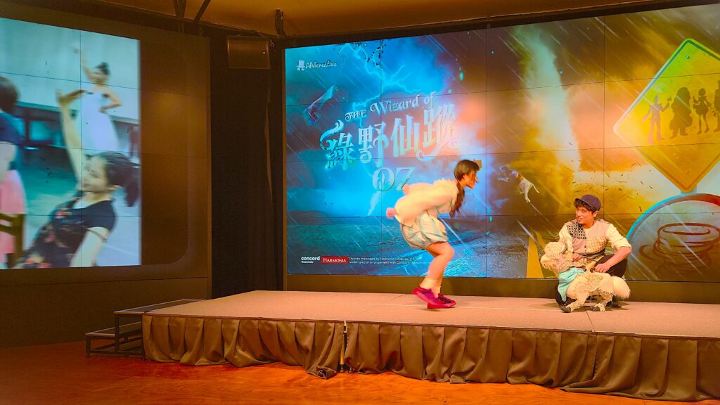 安徒生和莫札特的創意劇場《The Wizard of Oz 綠野仙蹤》演員張稜及黃耀緯現場演出精彩片段。(圖/陳惠玲攝影)