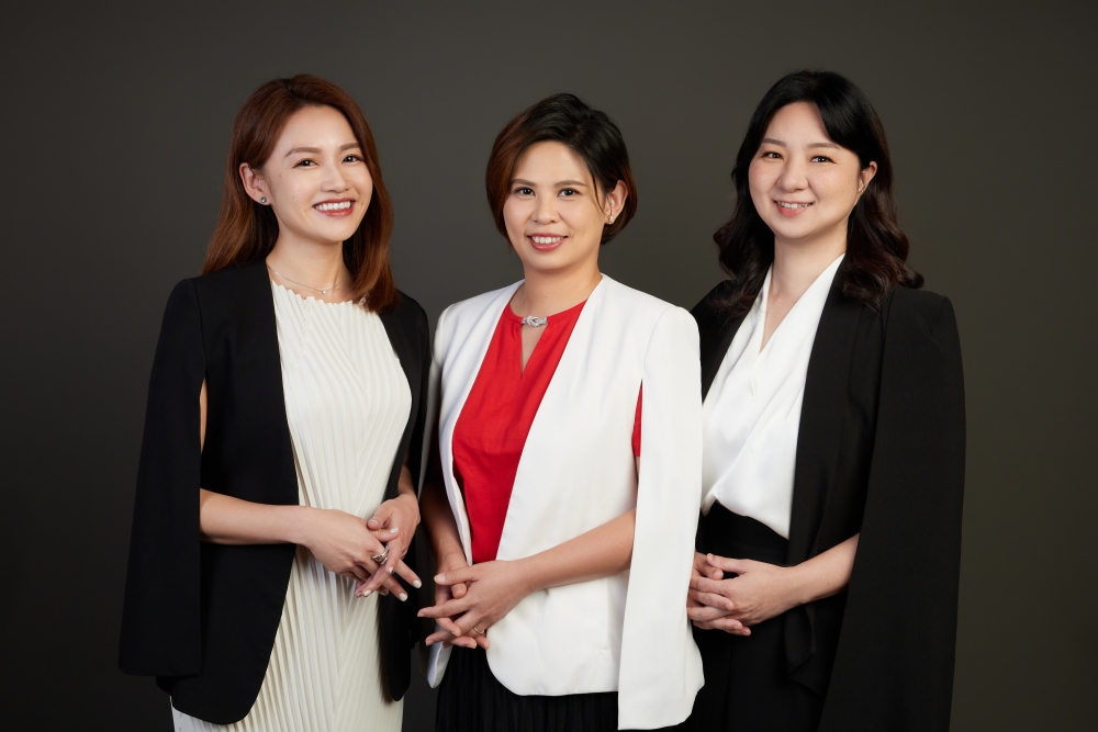 【橙灝生技美國業務合作副總裁 Landia Lin Taitano（左）、執行長 Abby Chang（中）、臨床營運副總裁 Tammy Hsu（右）。（圖／橙灝生技顧問提供）】