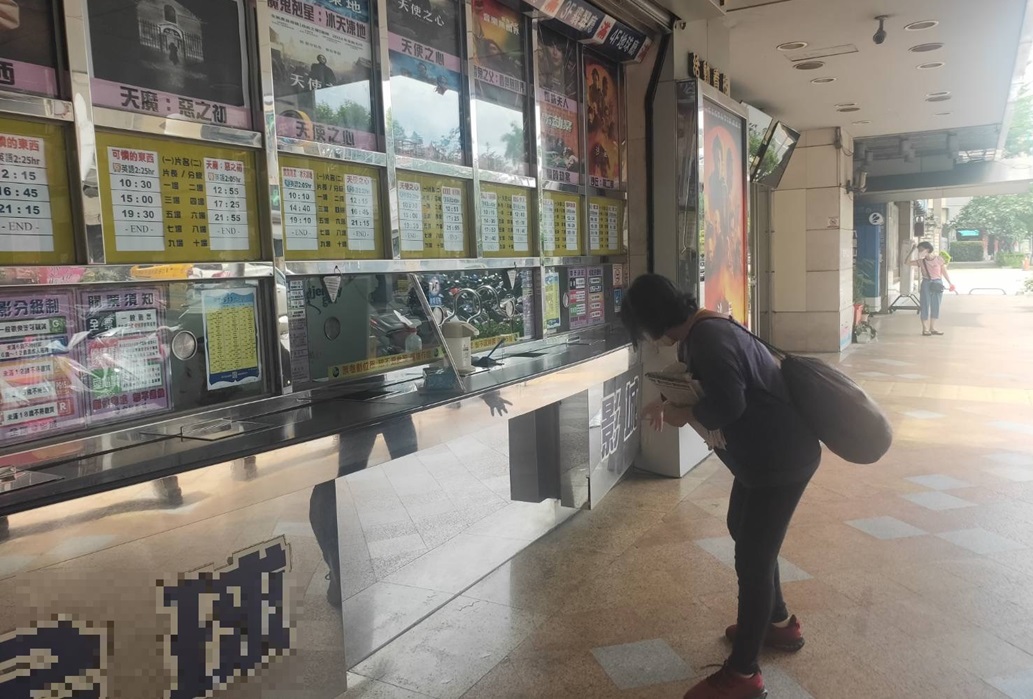 ▲圖說:婦人買票時發現包包不見急報警,警調監視器卻看見婦人手沒拿包 (圖/台中市政府提供)