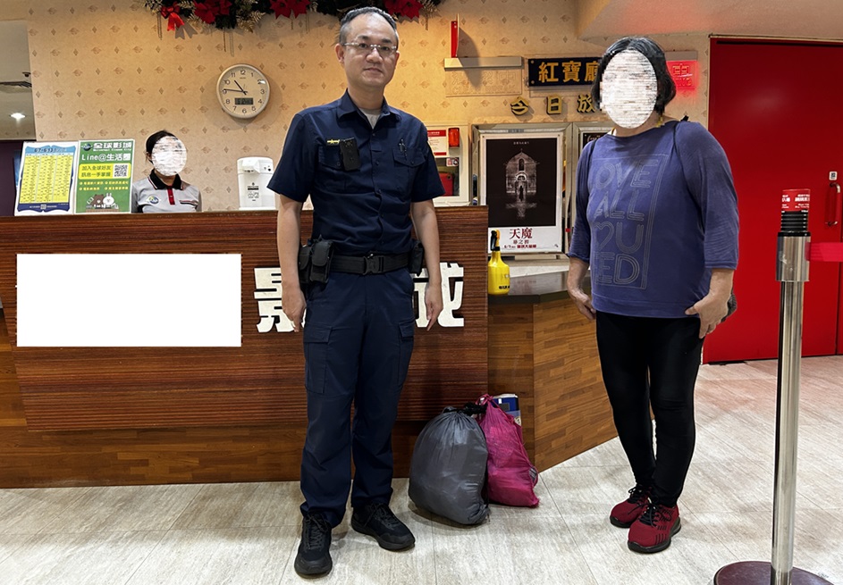 ▲圖說:婦人在員警陪同下,回到早餐店尋獲自己沒帶走的包包 (圖/台中市政府提供)