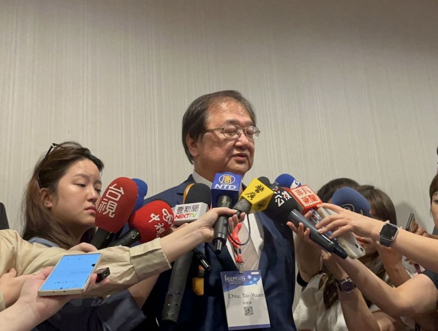 健保改革首發雙箭 衛福部長:明年不漲民眾保費、一年內讓醫界滿意點值 220 健保改革首發雙箭 衛福部長:明年不漲民眾保費、一年內讓醫界滿意點值 219