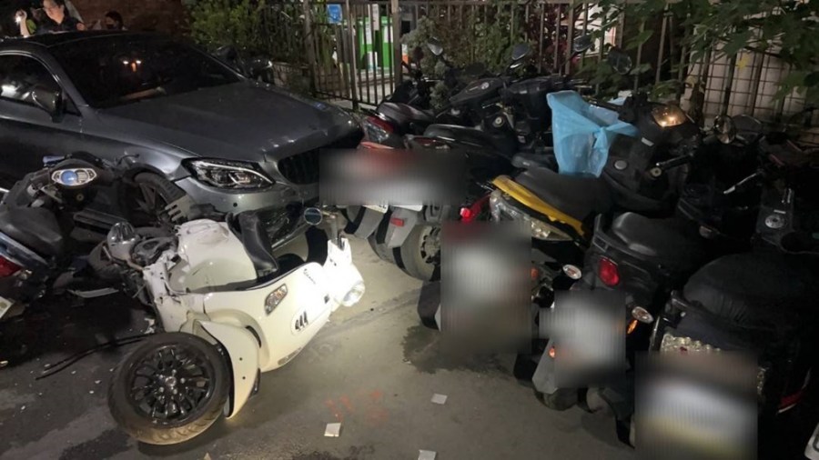 躲警攔查 酒後開車狂飆連撞15輛機車 211 cnews204240620a04