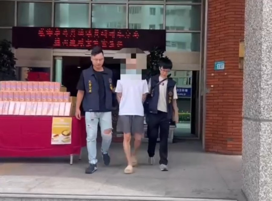 民宅暗藏批發工廠 三重警搜出各式煙彈市值逾百萬元 218 cnews204240620a07