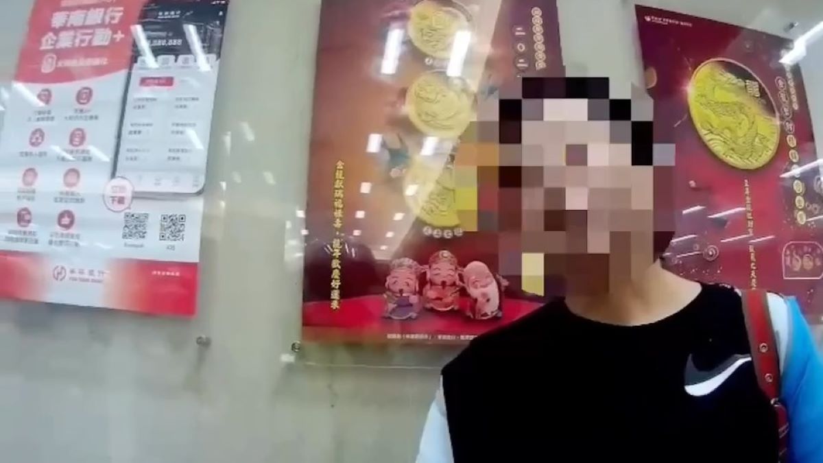 行員通報員警到場了解狀況。(記者薛秀蓮翻攝)