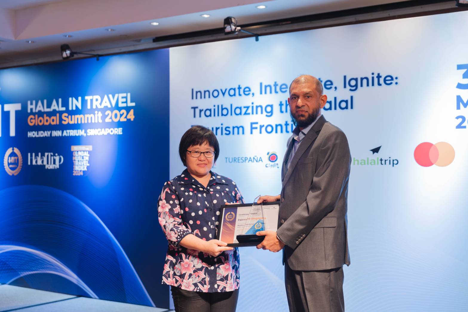 新加坡CrescentRating & Halal Trip CEO Fazal Bahardeen(右)頒贈獎牌給台灣學之旅有限公司總經理簡佩平(左)。(圖/台灣學之旅)