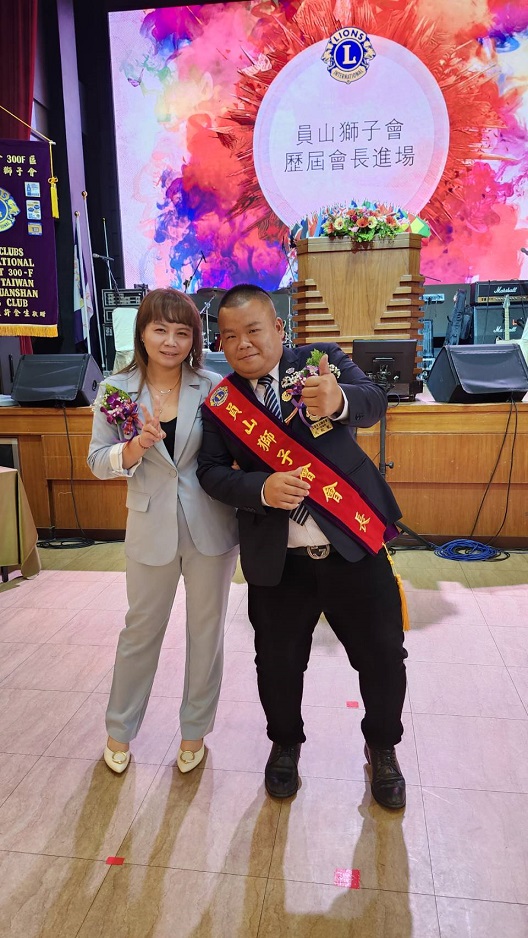 ▲卸任會長阮致凱偕同夫人接收歡呼進場。