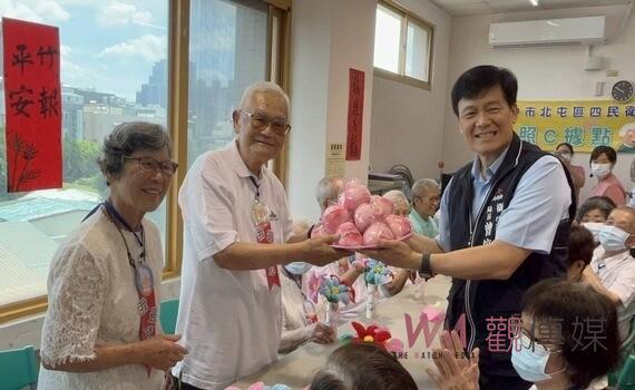 台中四民長照C據點成果發表會 老幼同樂為92歲阿公慶生