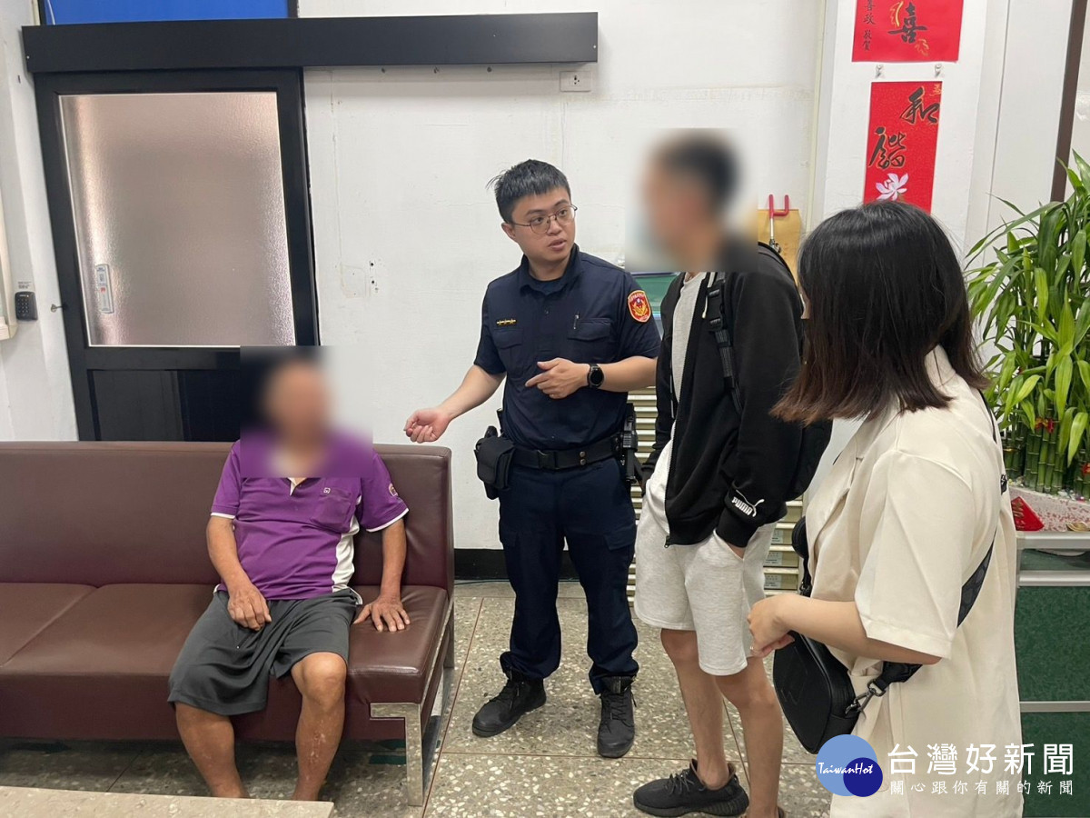 8旬老翁電動車拋錨路中，平鎮員警援助平安返家。<br /><br /> 