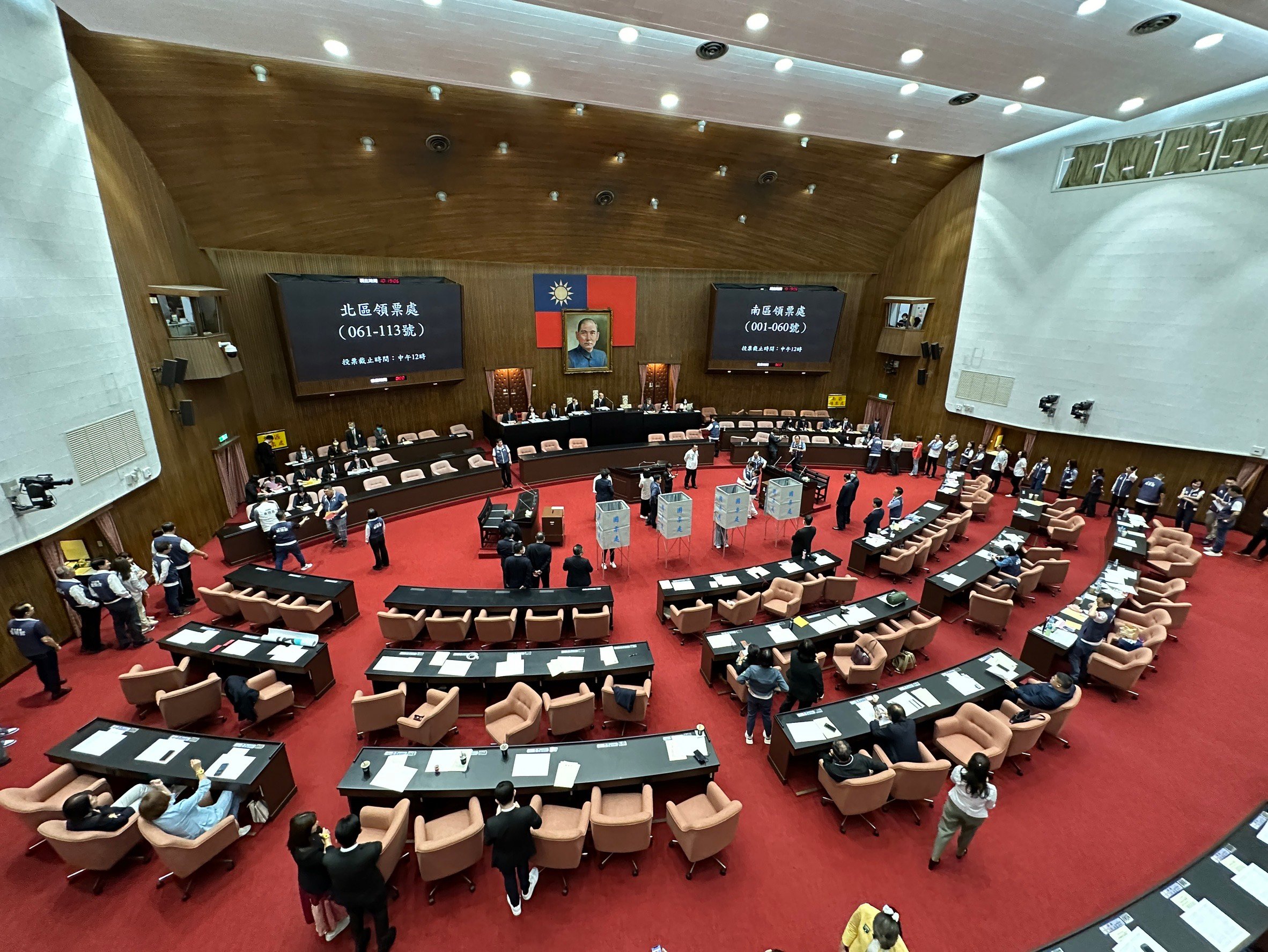 行政院覆議案遭否決，總統府發言人郭雅慧表示，總統會在收到咨文後，審慎評估是否聲請釋憲。林啟弘攝