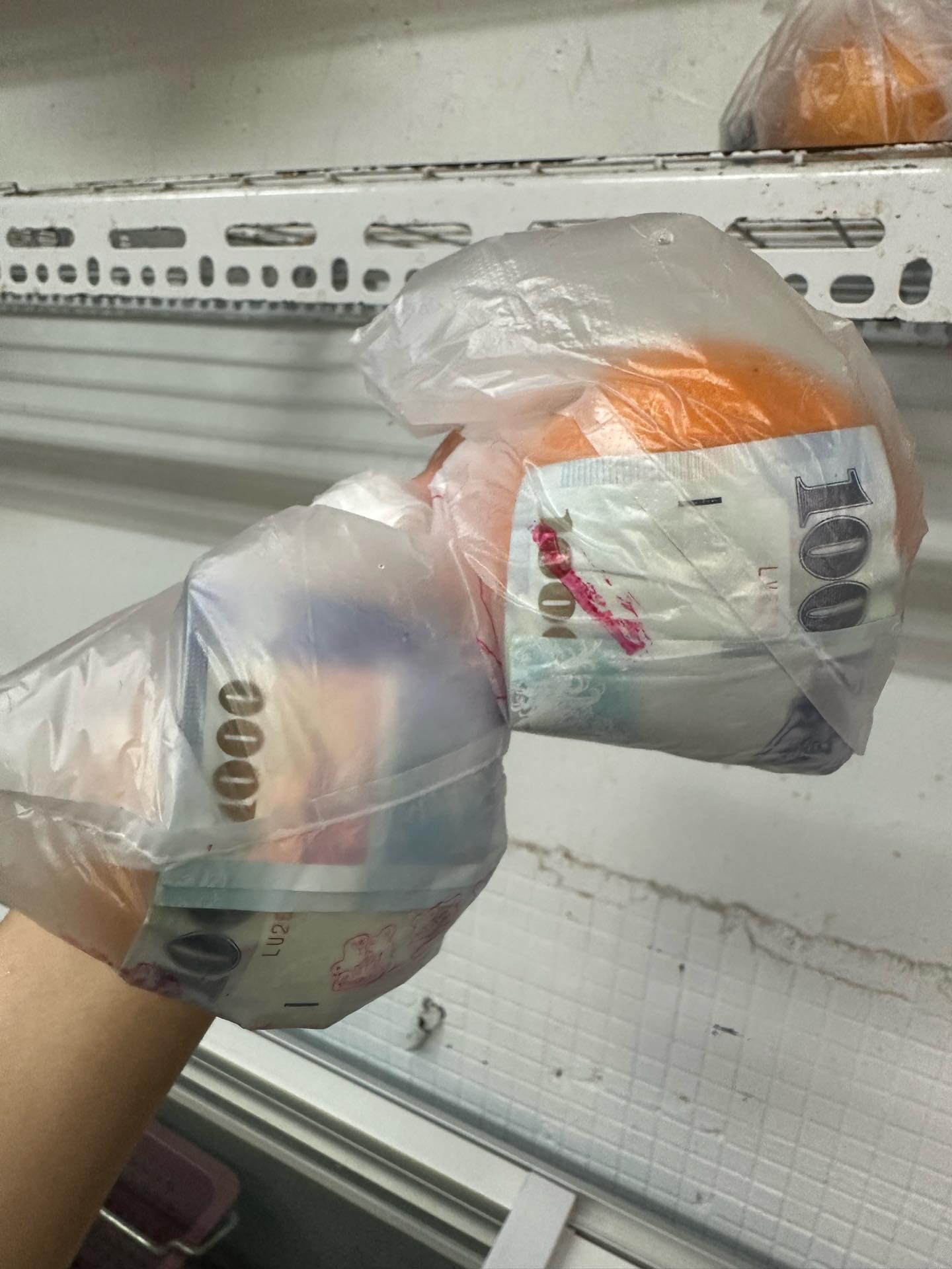 ▲飲料店店員在Threads發文分享收到4顆橘子、現金1萬元(圖:翻攝Threads )