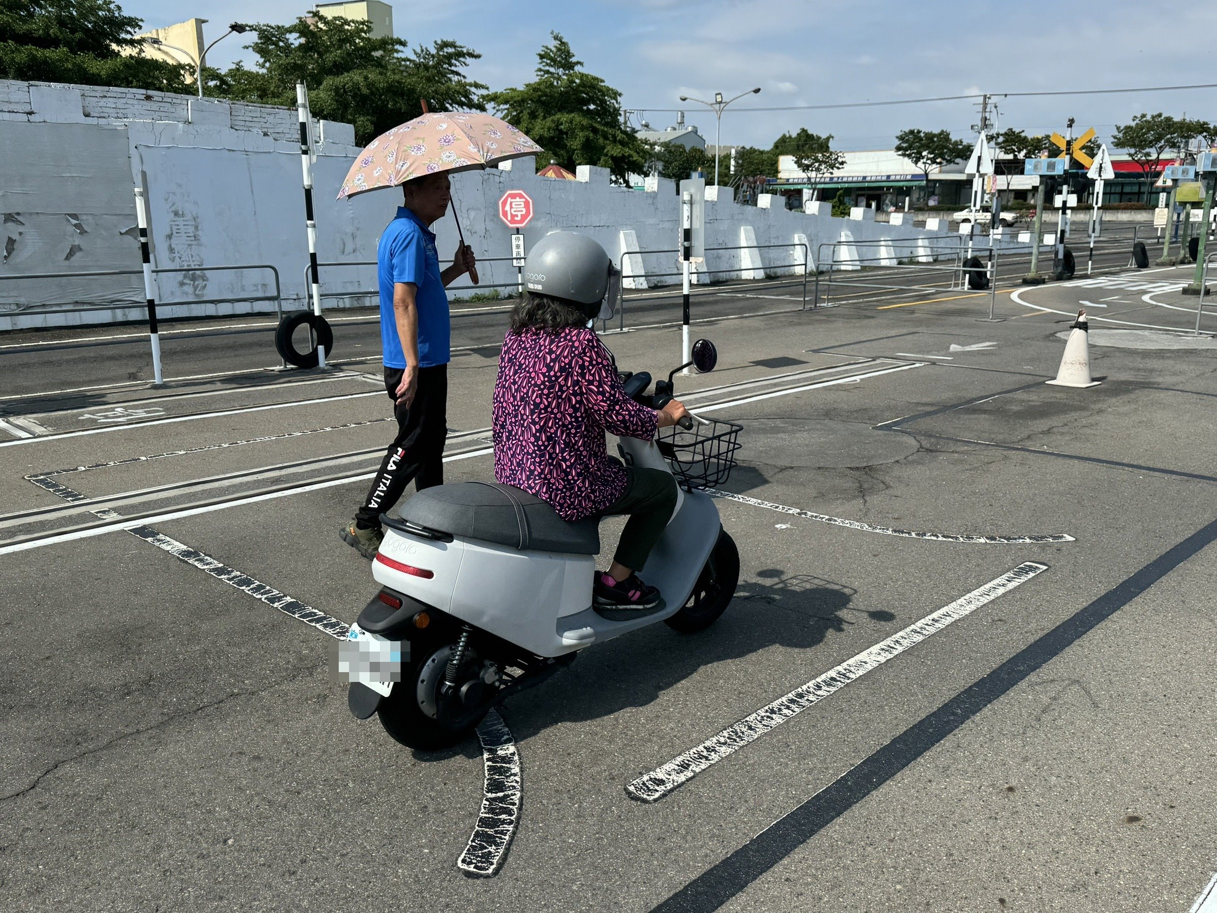 ▲彰化監理站推動關懷無照年長者無照駕駛改善計畫，讓有駕車需求的無照年長者都能到駕訓班接受完整訓練，取得駕照。（記者張溎壕攝）