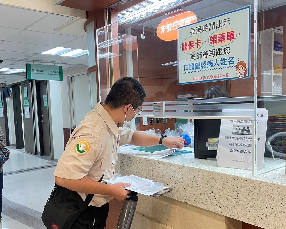 ▲彰化榮家保健組替代役男陪同長者就醫、代取藥物、以及就醫安全維護,讓長者獲得必要的醫療照護,更建立起跨世代的情感連結。(記者張溎壕攝)