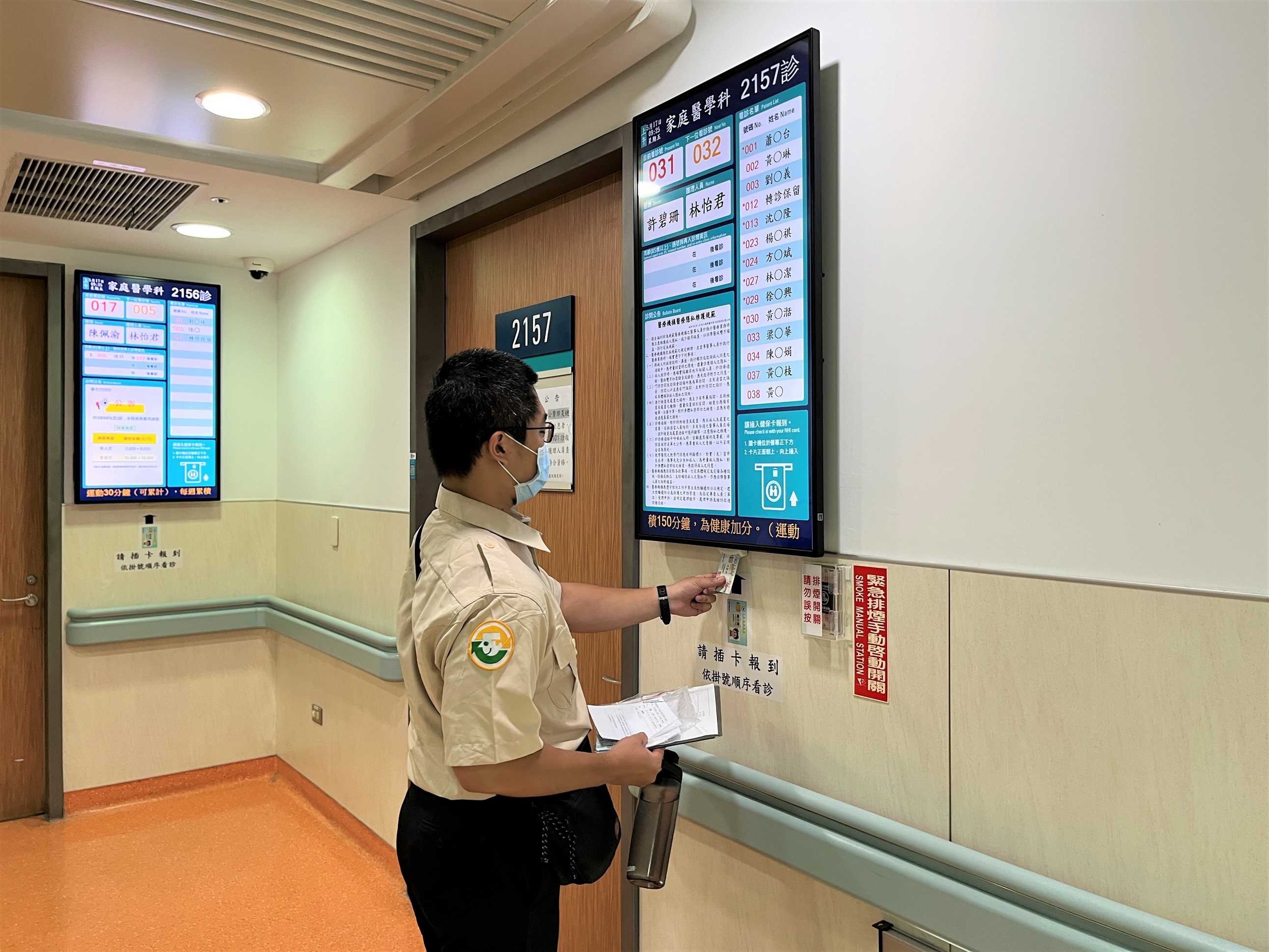 ▲彰化榮家保健組替代役男陪同長者就醫、代取藥物、以及就醫安全維護，讓長者獲得必要的醫療照護，更建立起跨世代的情感連結。（記者張溎壕攝）