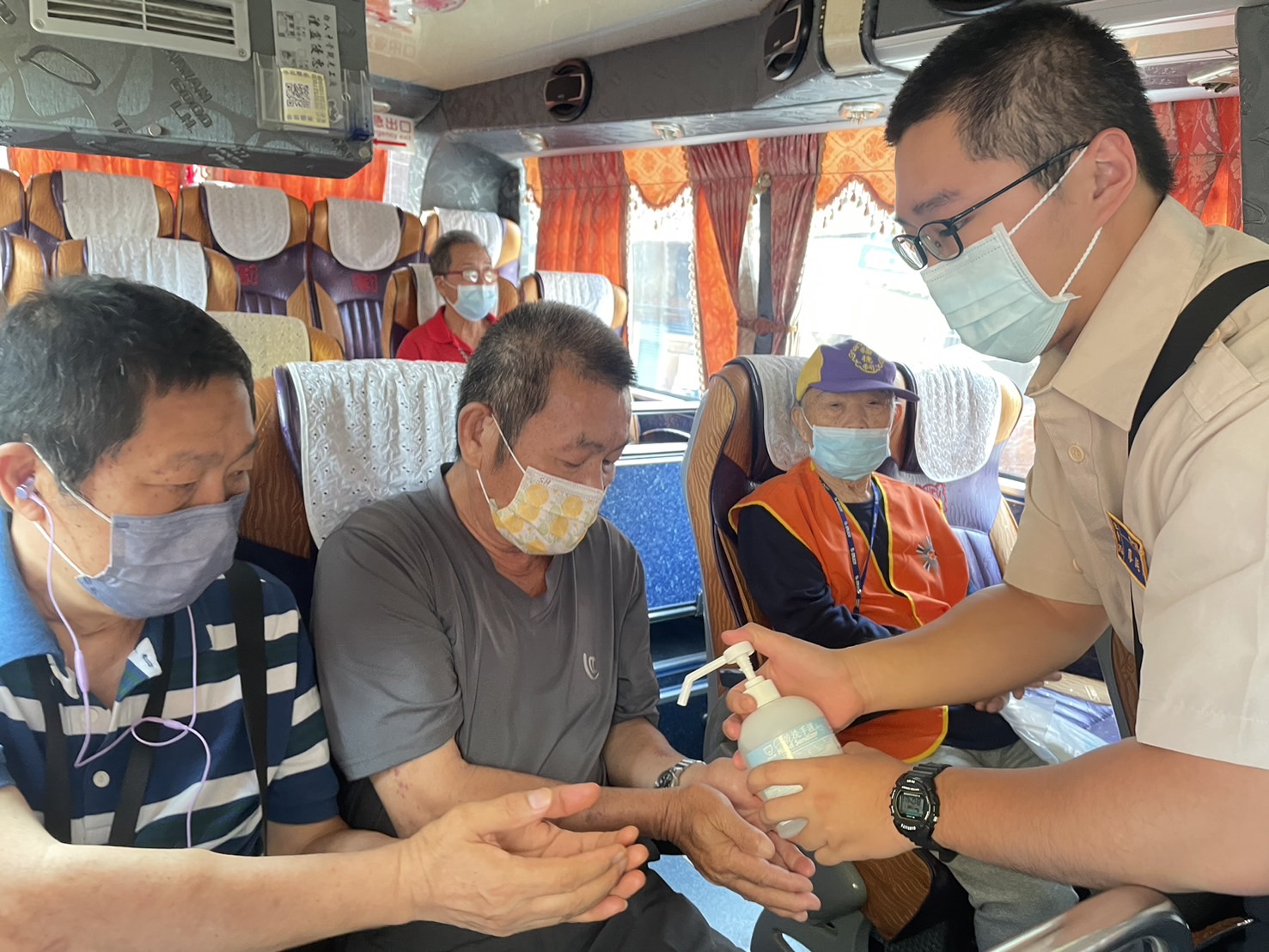 ▲彰化榮家保健組替代役男陪同長者就醫、代取藥物、以及就醫安全維護，讓長者獲得必要的醫療照護，更建立起跨世代的情感連結。（記者張溎壕攝）