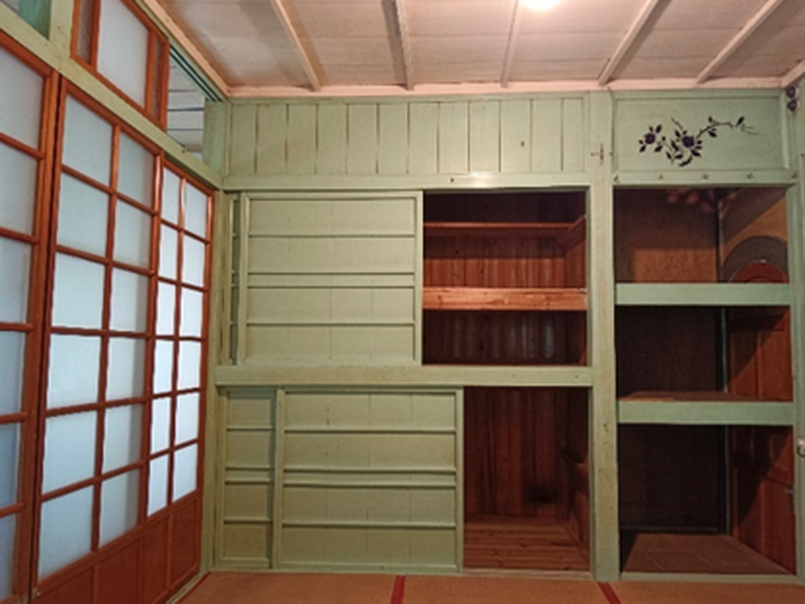▲「鹿港長源醫院」該建築以其清代街屋風貌及具有西式與閩式融合特色著稱，內部更有珍貴的彩繪作品，獲得指定為古蹟及登錄歷史建築。（彰化縣政府提供）