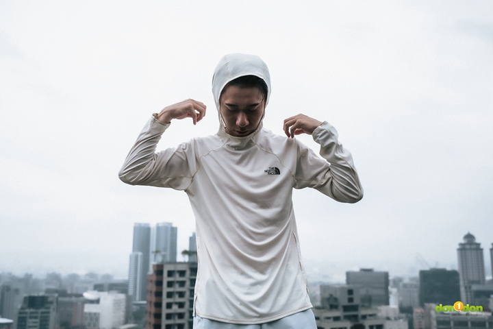 全新 SUN HOODIE 輕量高防護防曬衣,搭載創新研發的 LIGHTRANGE™ 輕量化透氣防曬科技,集結輕量、透氣、防曬和抗菌等多功能特性,提供 UPF 40+ 防曬級別的防護,強力抵擋有害紫外線,更採用高領設計,帶來更全面的防曬保護。