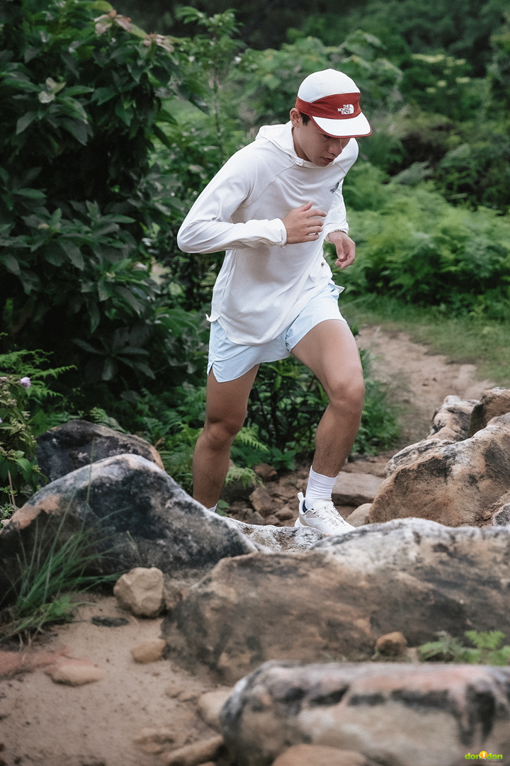 全新 Sun Protection 系列帶來更多樣的夏日外出裝備選擇,The North Face SUMMER LT 運動短褲選用吸濕排汗材質,同樣帶有出色的防曬性能,短褲下擺束口處採用側縫半開衩設計,提高運動時的靈活度。腰帶背面設計有三個網布口袋,方便於跑步時隨身攜帶必需物品,盡情用雙腳探索大自然。