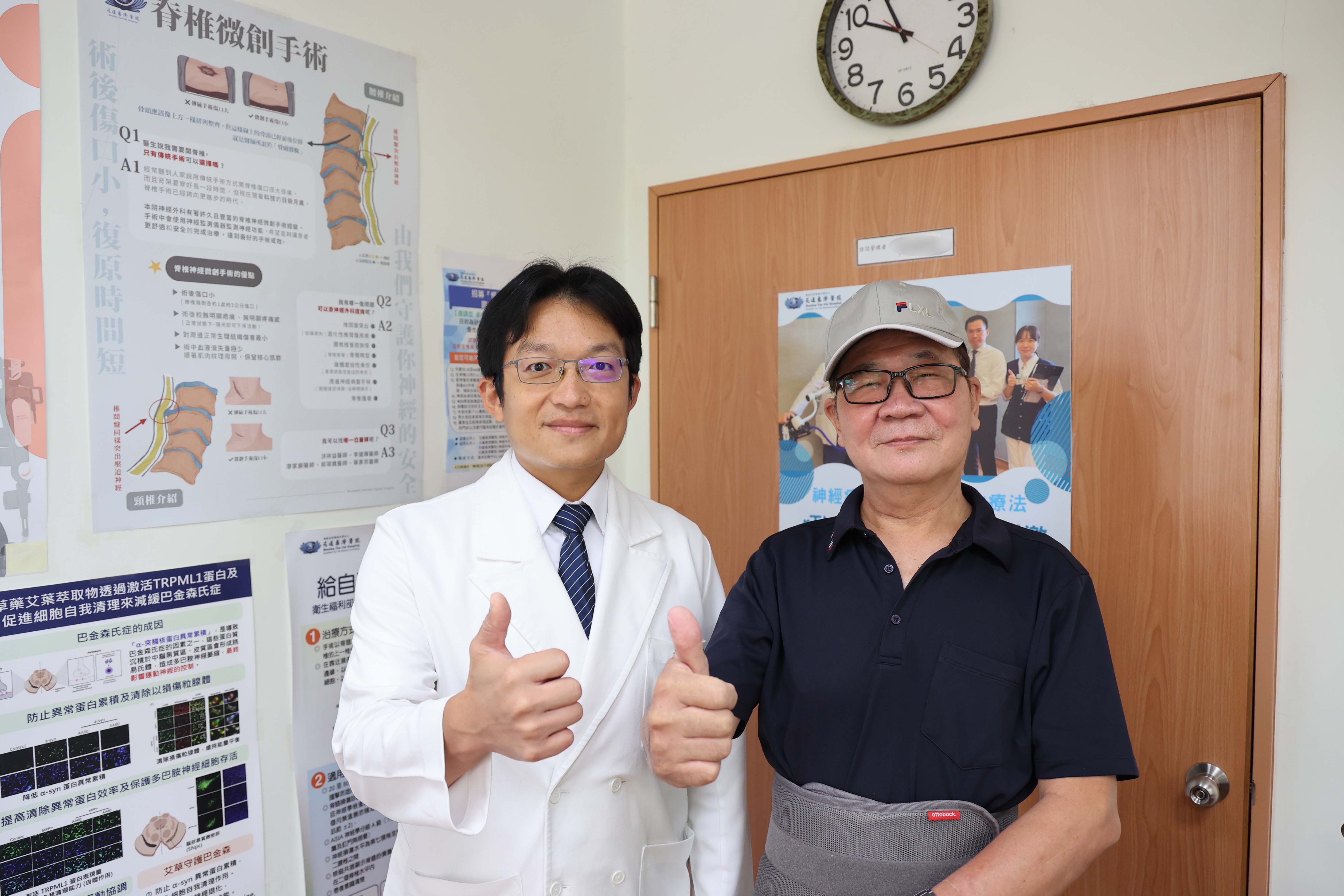 黃先生(右)說,很感恩洪祥益主任(左)瓦解他的疼痛,改善了他的生活品質,他如今是一位健康快樂的老人家了。
