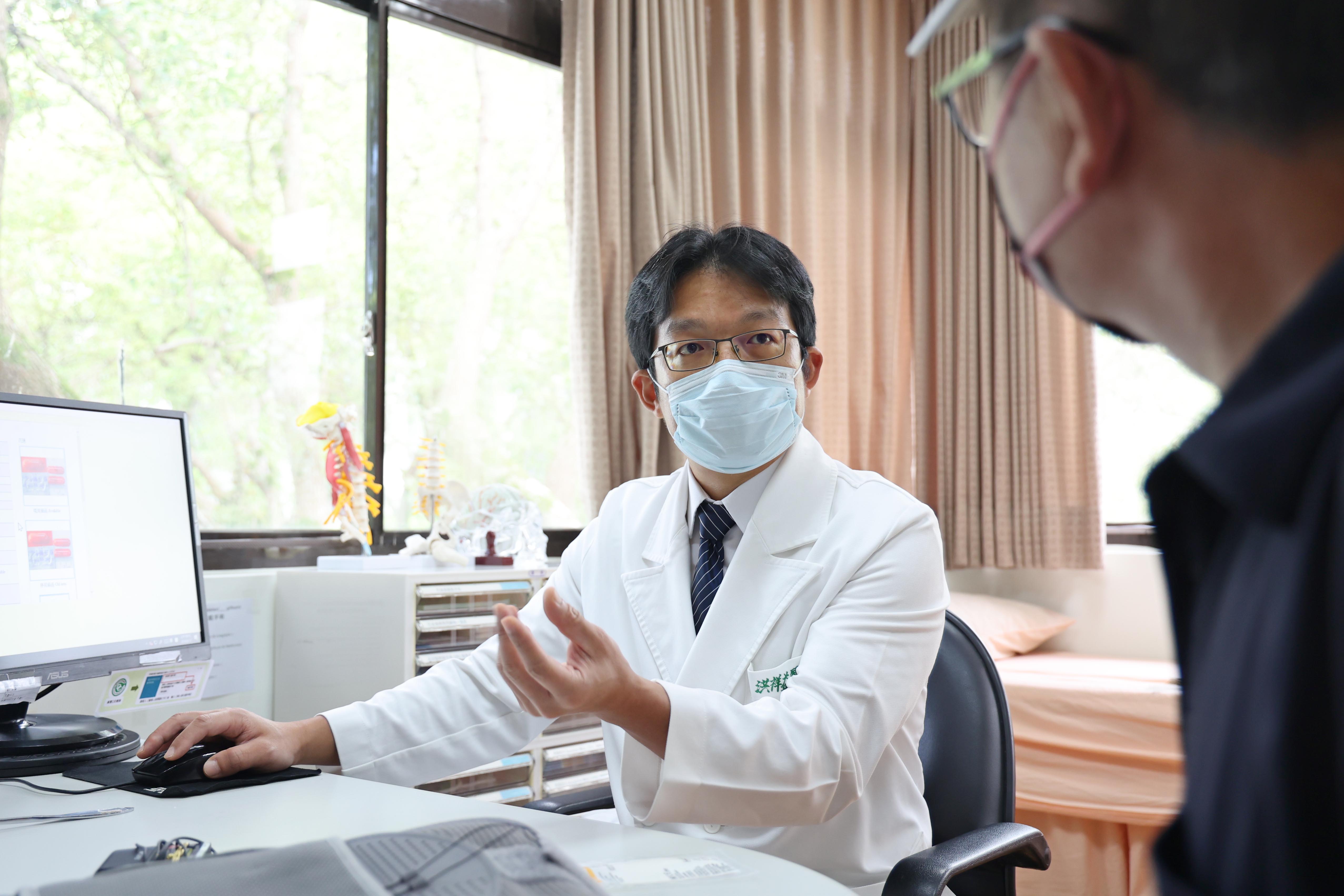 洪祥益主任表示,微創融合手術可以保留肌肉,利用撐開器順著肌肉紋理建立手術路徑,減少組織破壞,不僅傷口小、術後疼痛感低,有助於加速恢復。