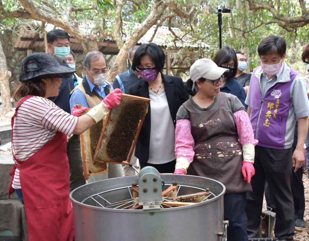 ▲農業部公告彰化縣因「113年1-3月高溫(遲發性)」導致蜂群蜜源缺乏,符合農業天然災害現金救助標準,蜂群每群救助額度為450元,符合條件的農民需完成養蜂事實申報及登錄,並向申報公所提出申請。(彰化縣政府提供 )