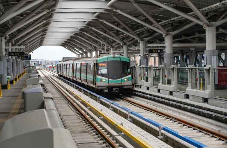 ▲高雄捷運岡山車站(RK1)與臺鐵岡山站銜接轉乘，未來結合捷運紅、橘線、輕軌、臺鐵，再搭配YouBike2.0公共自行車與公車接駁服務，形成都市綠色交通路網。（高雄市政府提供）
