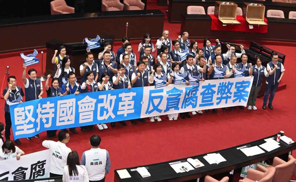▲立法院今天將進行「國會改革法案」覆議表決戰,國民黨特別發起藍鷹集結,藍白聯手反對覆議案成功。(記者張玉泰攝)