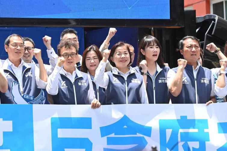 ▲立法院外有民團號召「青鳥行動」，國民黨也發起藍鷹集結反制。（記者張玉泰攝）