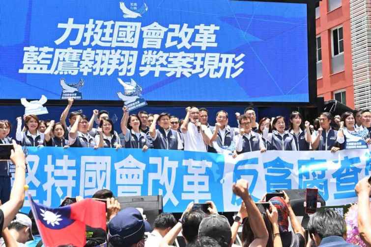 ▲國民黨主席朱立倫也率領藍委赴藍鷹場鞠躬向現場民眾致謝。（記者張玉泰攝）