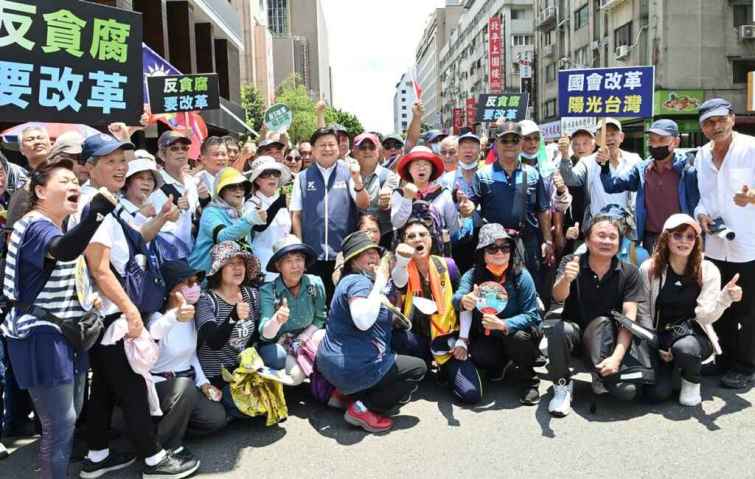 ▲現場民眾非常感動，並強調大家都是自發性的，一起邀約、一起現身力挺。（記者張玉泰攝）
