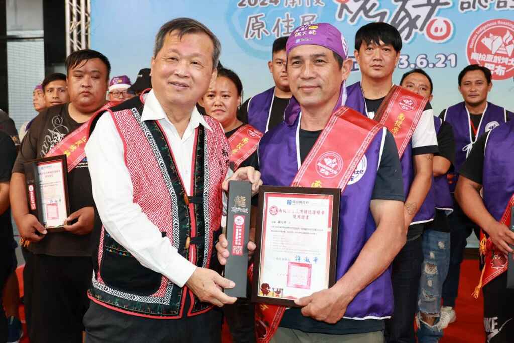 ▲南投烤大豬職人生力軍出列,王瑞德副縣長為34位職人授證。(記者張玉泰翻攝)