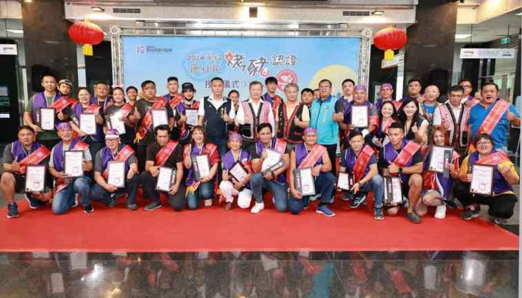 ▲南投烤大豬職人生力軍出列，王瑞德副縣長為34位職人授證。（記者張玉泰翻攝）