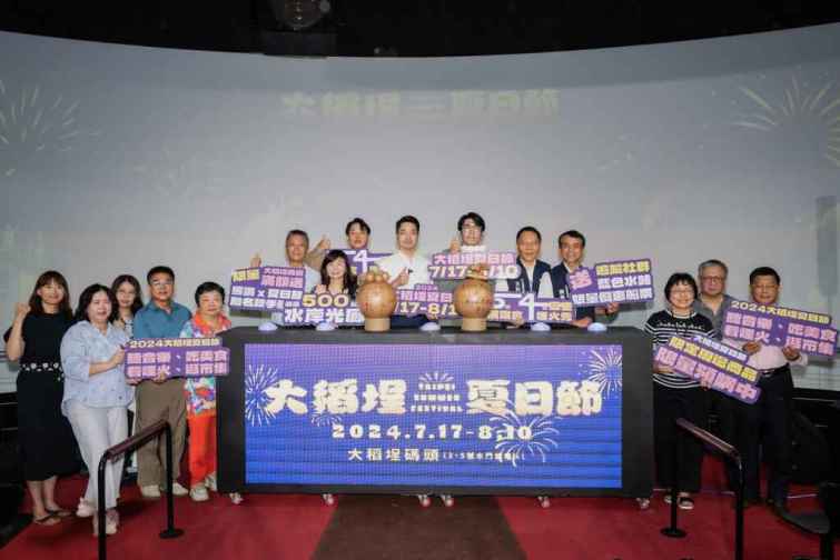 ▲Theseus忒修斯與蔣萬安市長於現場自拍一圓心願。（台北市觀傳局提供）
