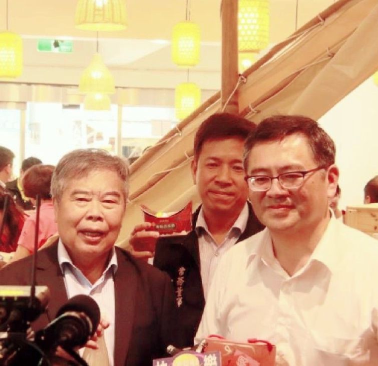 ▲中市樂成宮董事長何敏誠(左)與台灣農創興業董事長黃景建(右)，是促成《媽祖農創物產館》成立之重要推手。（記者廖妙茜拍攝）