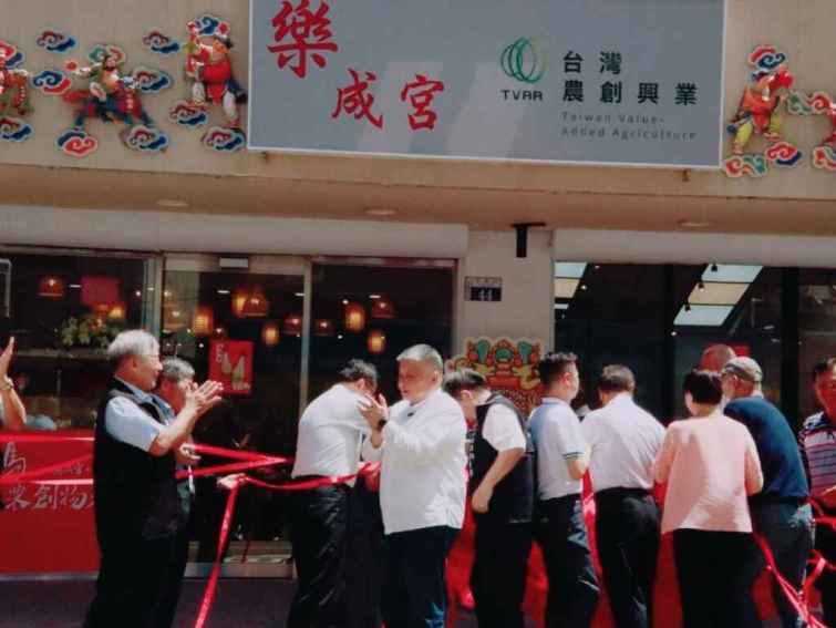 ▲史無前例！宮廟文化結合農創產品，希望能給消費者不一樣的選購環境與體驗。（記者廖妙茜拍攝）