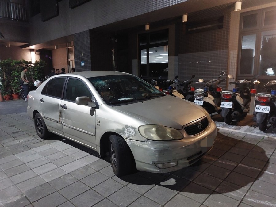 蛇行闖紅燈逆向撞小黃 通緝犯被逮竟口吐白沫身亡 252 cnews204240621a02