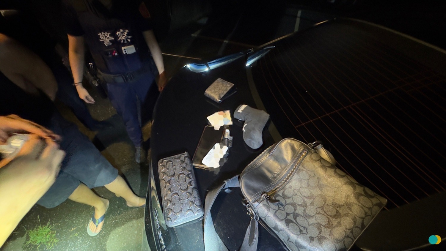 警方查獲吳男包內藏有毒品槍枝子彈。(記者徐煜勝翻攝)
