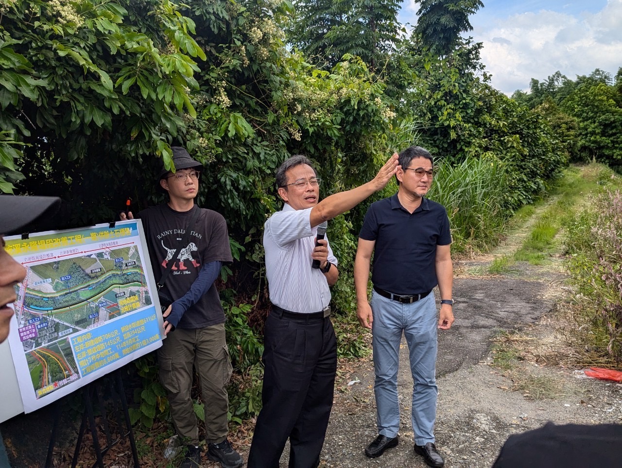 劉建國委員(右1)一行會勘斗六市乾溪竹園二號橋上游堤段工程，即將於7月中旬開工，預計於2025年9月完工。(圖／劉建國國會辦公室提供)