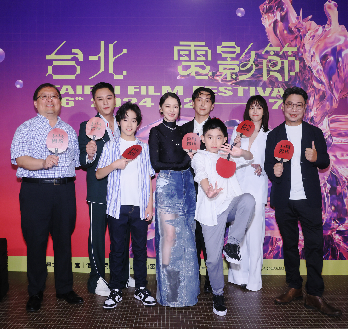 第26屆台北電影節由《乒乓男孩》揭幕!監製唐在揚(左起)、演員鄭人碩、彭裕愷、徐若瑄、施名帥、李星緯、魏蔓以及導演洪伯豪齊聚。圖/台北電影節提供