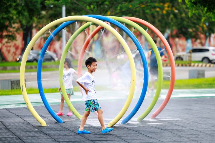 揭開夏天的序幕 大佳河濱兒童戲水區開FUN!