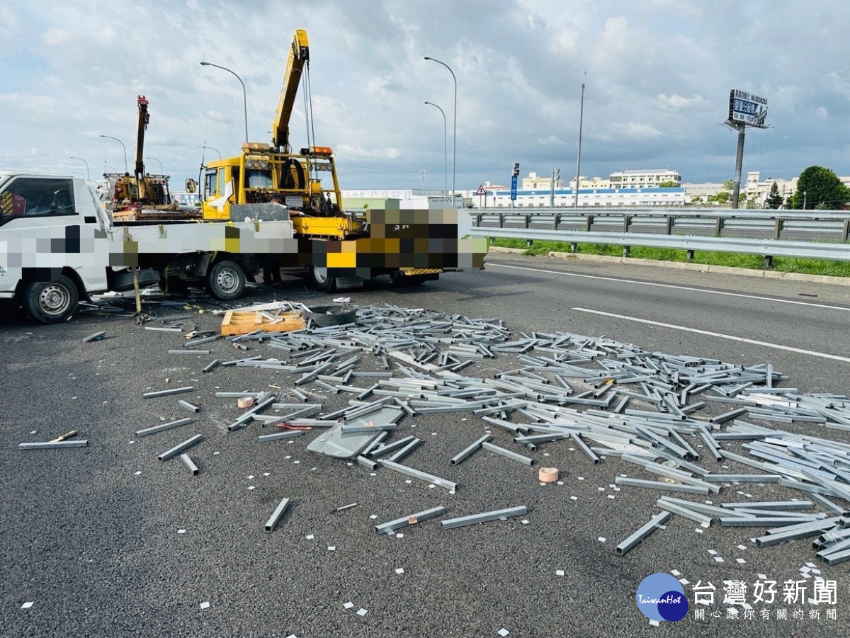 國道1號北向240.4公里處小貨車爆胎翻覆，車上貨物散落內、中線車道／警方提供
