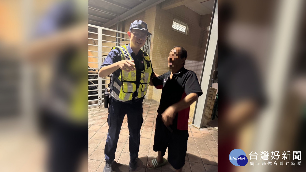 迷途老人累倒,楊梅警安撫護送返家。