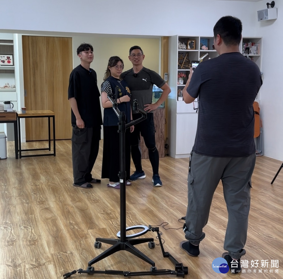 脊椎保健達人鄭雲龍，與警一同反詐騙。<br /><br /> 