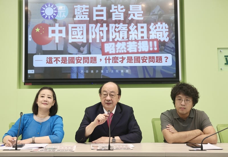 民進黨立法院黨團總召柯建銘(中)22日在立法院召開記者會,幹事長吳思瑤(左)、立委沈伯洋(右)出席,柯建銘質疑藍白都是中國附隨組織。中央社