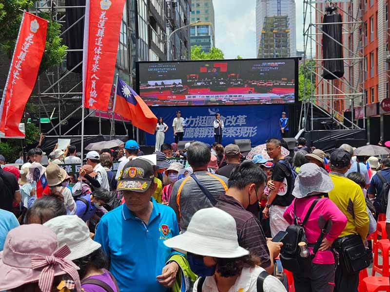 立法院21日表決行政院對國會職權修法所提覆議案,國民黨號召支持者上街頭舉辦「藍鷹行動」力挺國會改革。