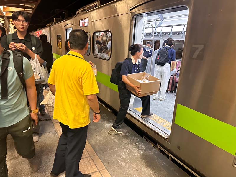 台鐵新自強號遭土石流衝擊發生出軌意外,慈濟人員帶物資到新城火車站關懷。圖/慈濟提供