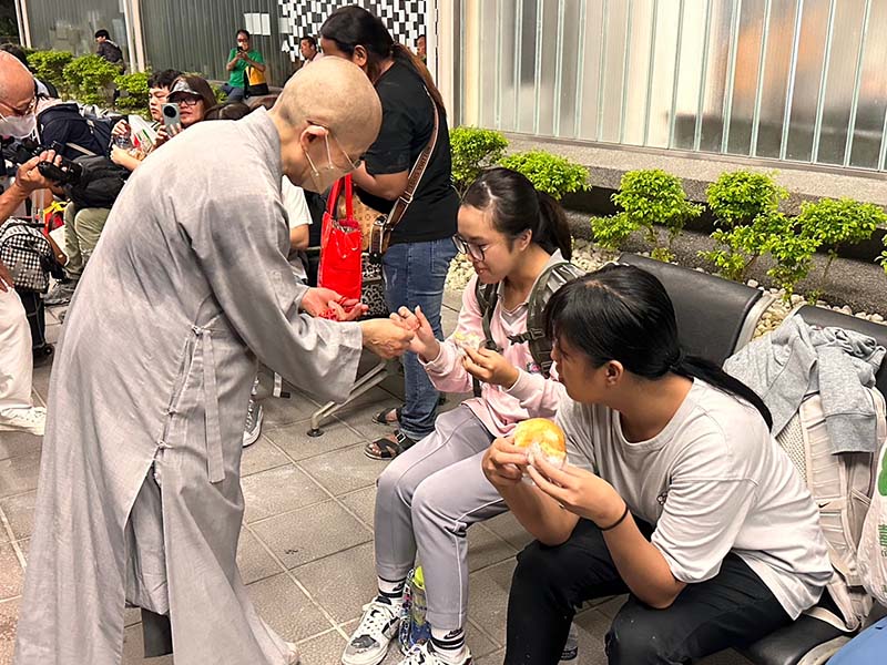 台鐵新自強號遭土石流衝擊發生出軌意外,慈濟人員帶物資到新城火車站關懷。圖/慈濟提供