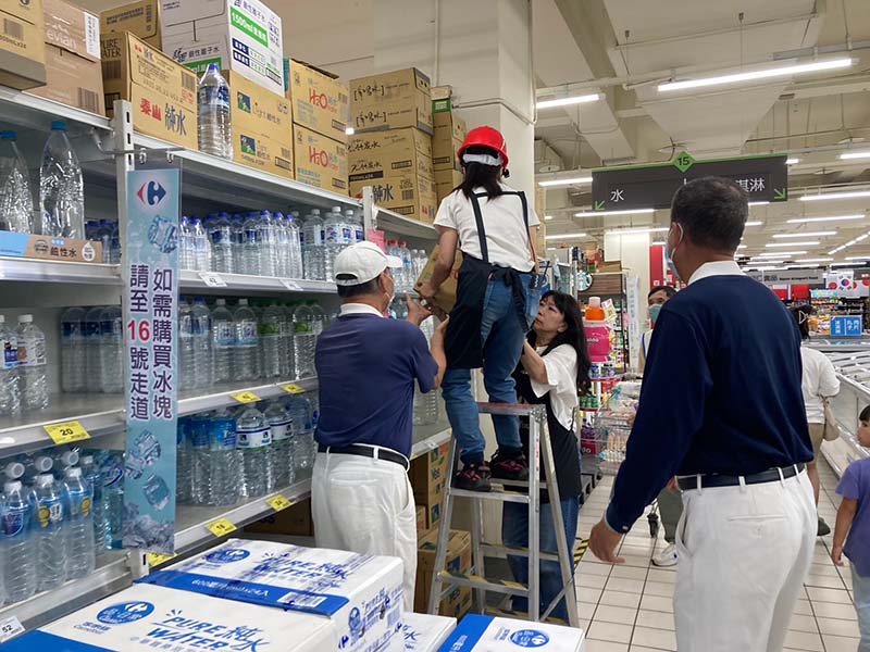 台鐵新自強號遭土石流衝擊發生出軌意外,慈濟人員帶物資到新城火車站關懷。圖/慈濟提供