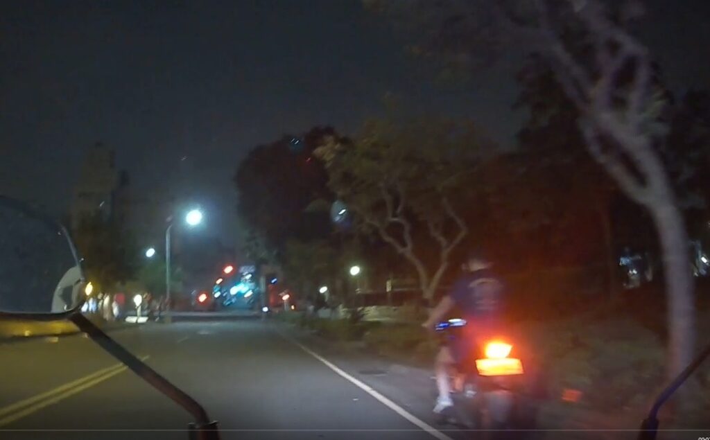 ▲圖說:路上不戴安全帽的騎士目標顯著,直接遭公益派出所巡邏員警攔檢 (圖/台中市政府提供)